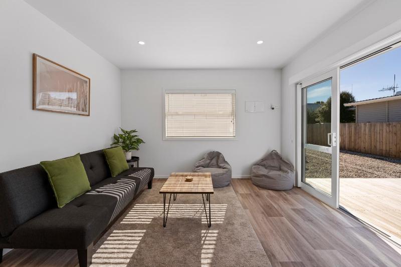 Close to Town & Lake - Taupo - image 10