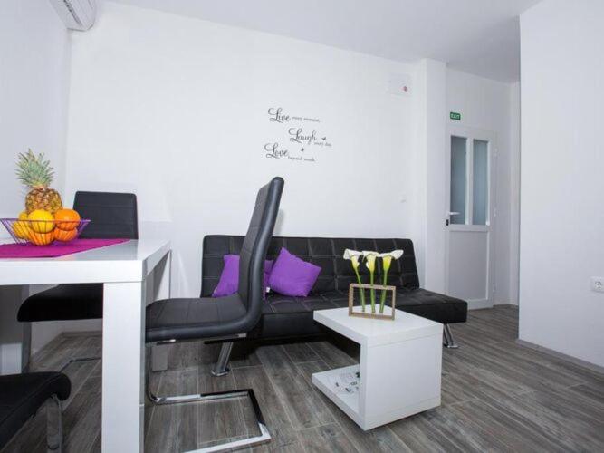 Villa Roza - One-Bedroom Apartment with Balcony - image 16