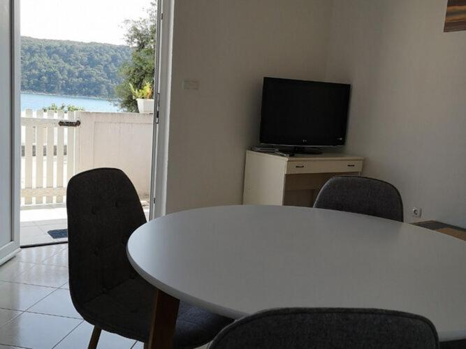 Apartment Marta - One Bedroom apartment with sea view - image 5