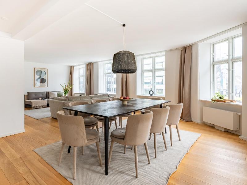 Regent 3 - Popular 3-Bdr Apt with Balcony in Centre - image 16