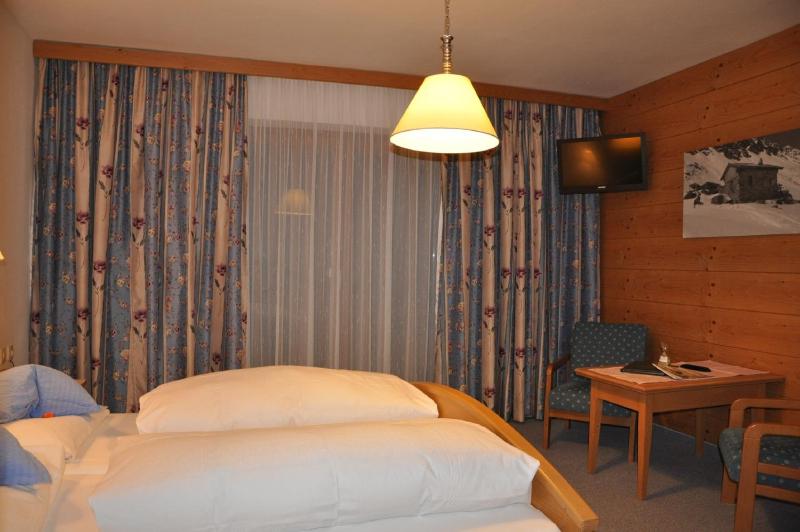 Family Room (2 Adults + 2 Children) image 4