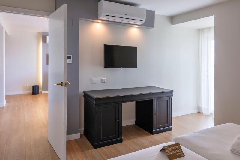 One-Bedroom Apartment with Balcony and Sea View image 4