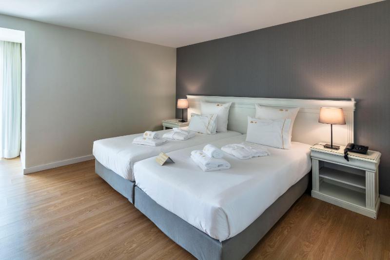 One-Bedroom Apartment with Balcony and Sea View image 1