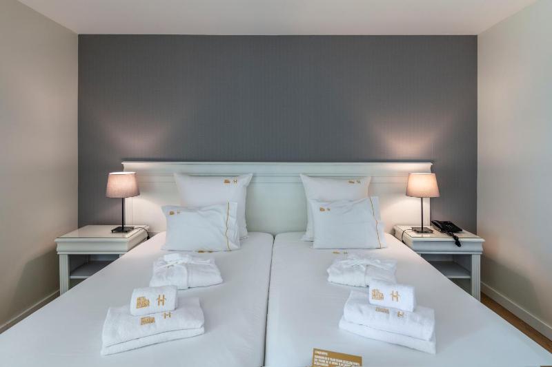 One-Bedroom Apartment with Balcony and Sea View image 3