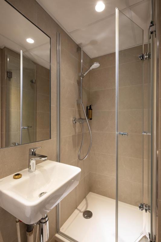 Single Room image 3