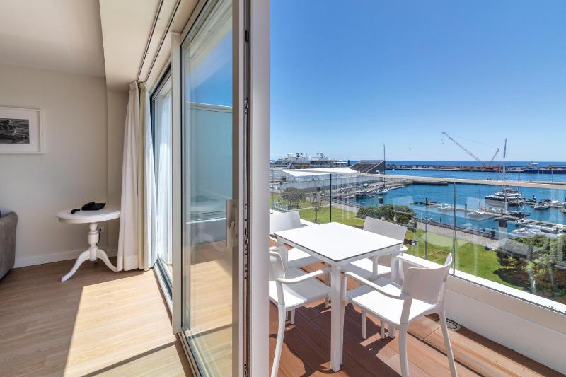 Two-Bedroom Apartment with Balcony and Sea View image 3