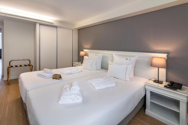 Two-Bedroom Apartment with Balcony and Sea View image 1