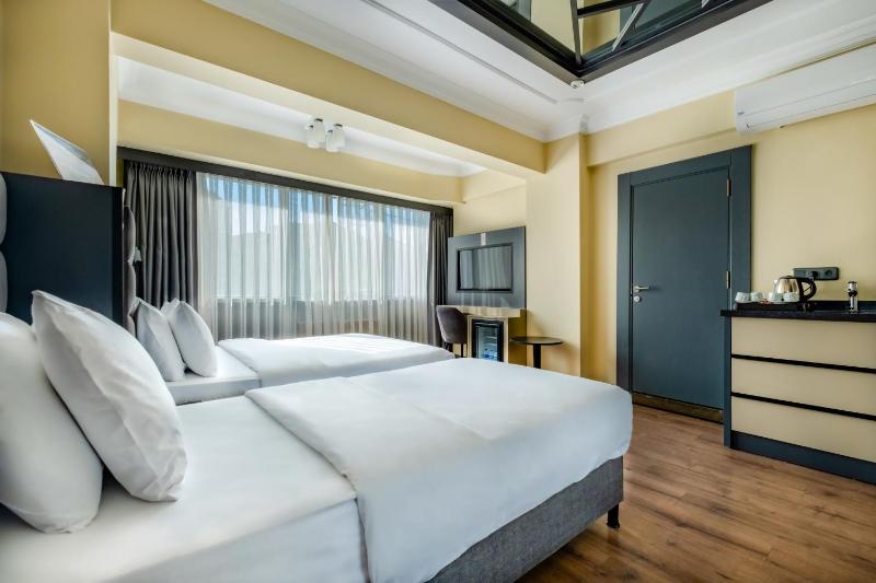 Deluxe Family Room image 3