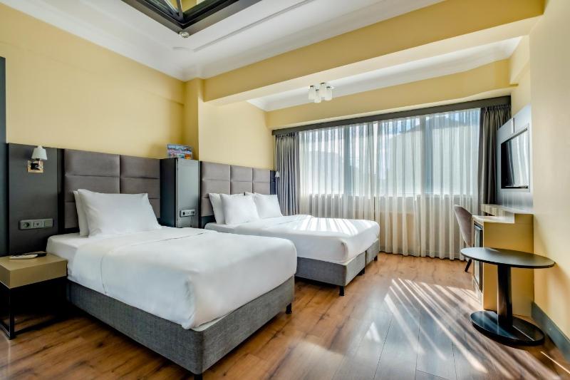 Deluxe Family Room image 4