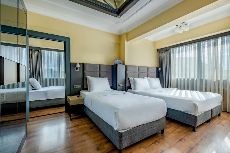 Deluxe Family Room image 1