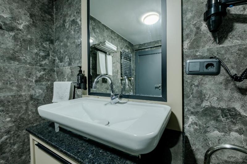 Deluxe Triple Room image 2