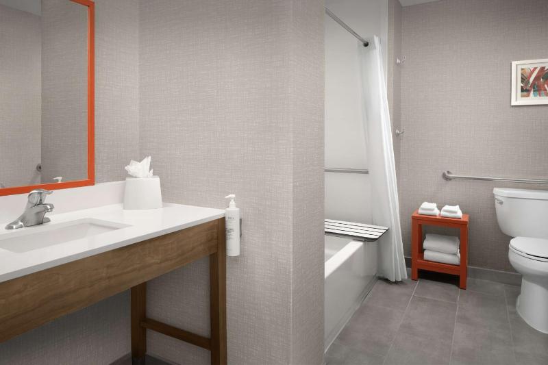 Queen Room with Two Queen Beds - Mobility and Hearing Access/Non-Smoking image 2