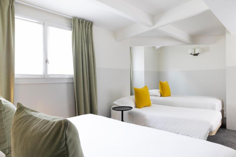 Quadruple Room with Shower image 2