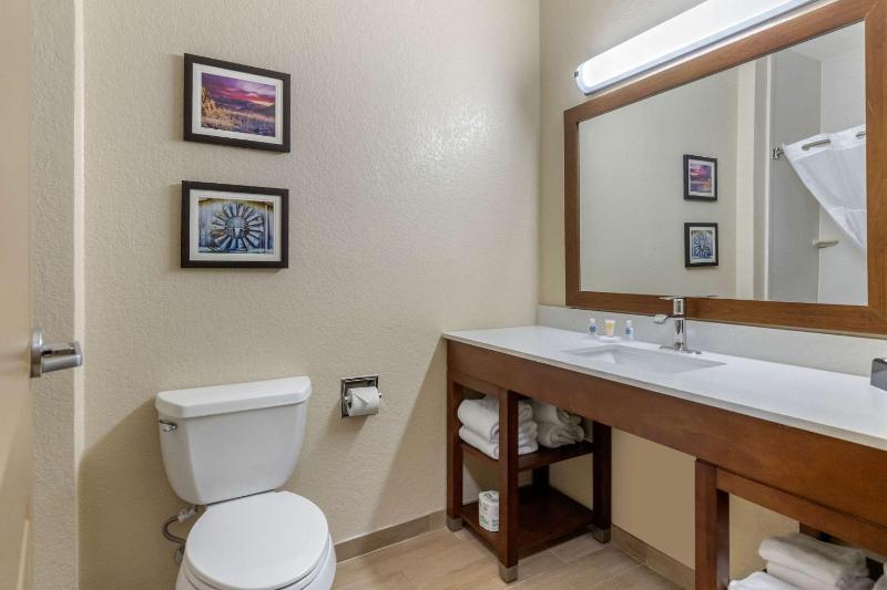 Queen Suite with Two Queen Beds - Non-Smoking image 2