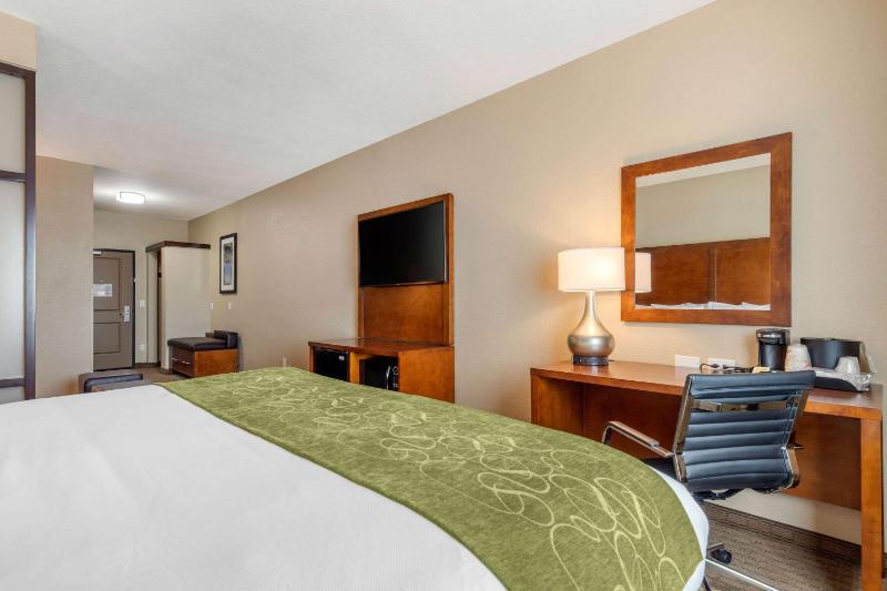 King Suite - Non-Smoking image 3