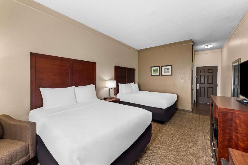 Queen Room with Two Queen Beds - Non-Smoking image 3