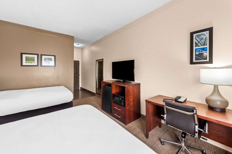 Queen Room with Two Queen Beds - Non-Smoking image 4