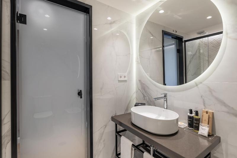 Economy Double Room image 4