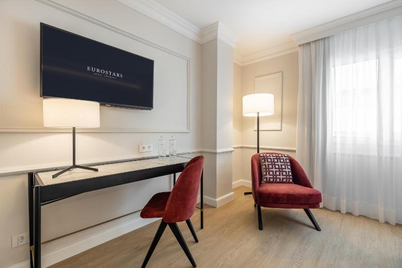 Double or Twin Room image 3