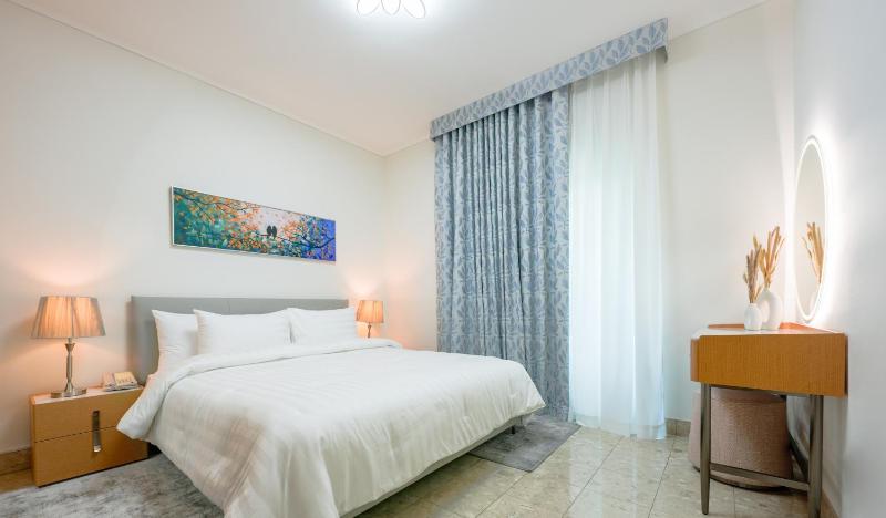 Deluxe One-Bedroom Apartment image 1