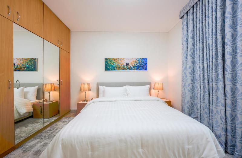 Deluxe One-Bedroom Apartment image 3