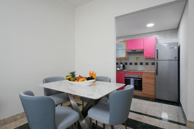 Deluxe One-Bedroom Apartment image 4