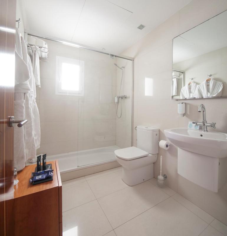 Twin Room with Sea View image 2