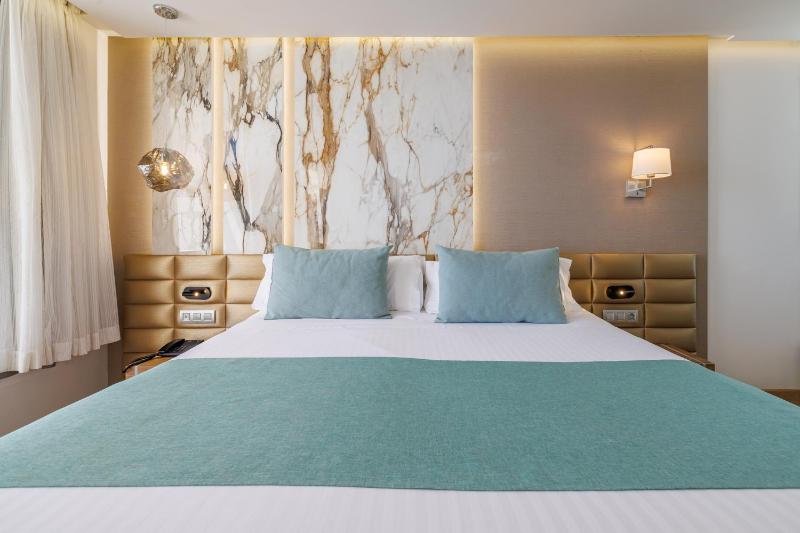 Suite with Sea View and Hot Tub - Free Spa Access image 2