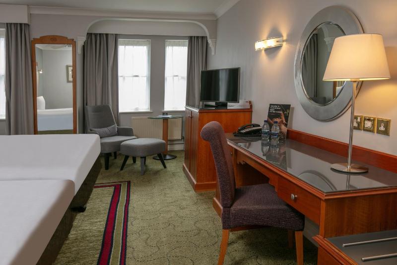 Classic Twin Room image 4