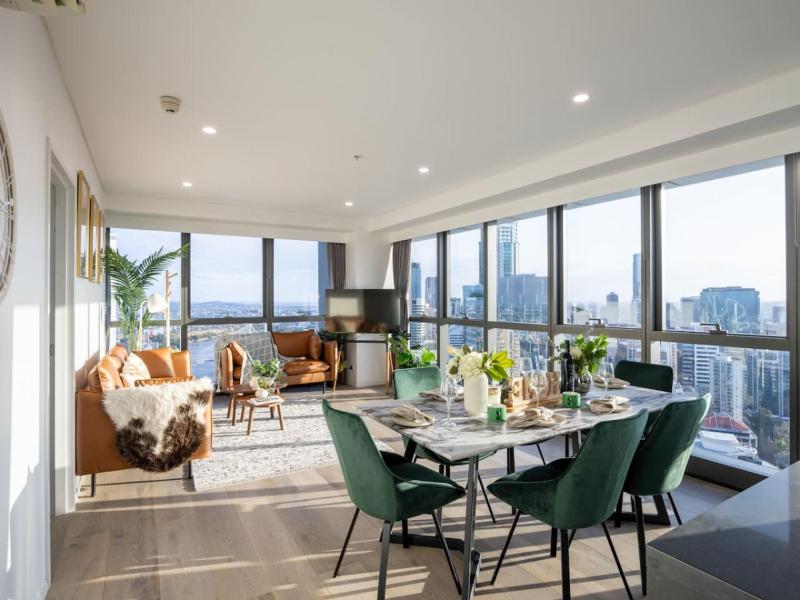 Luxury 3BR Suite Stunning Skyline-River-View at CBD - image 1