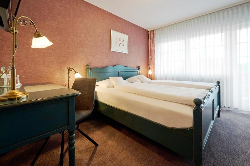 Economy Double Room image 4