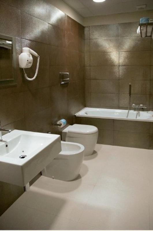 Double Room image 3