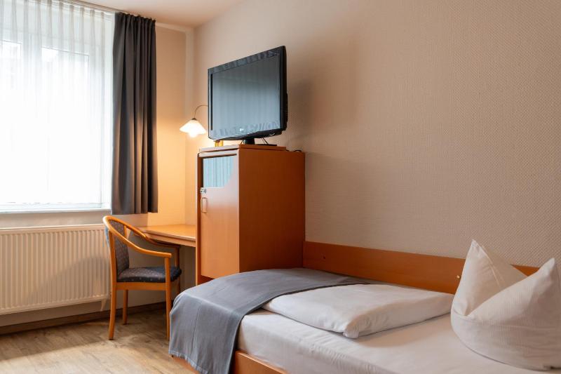 Standard Single Room image 3