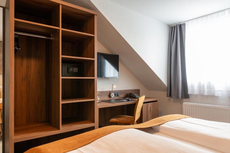 Standard Double Room image 3