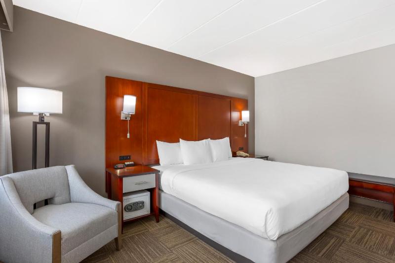 King Room with Balcony - Non-Smoking image 3