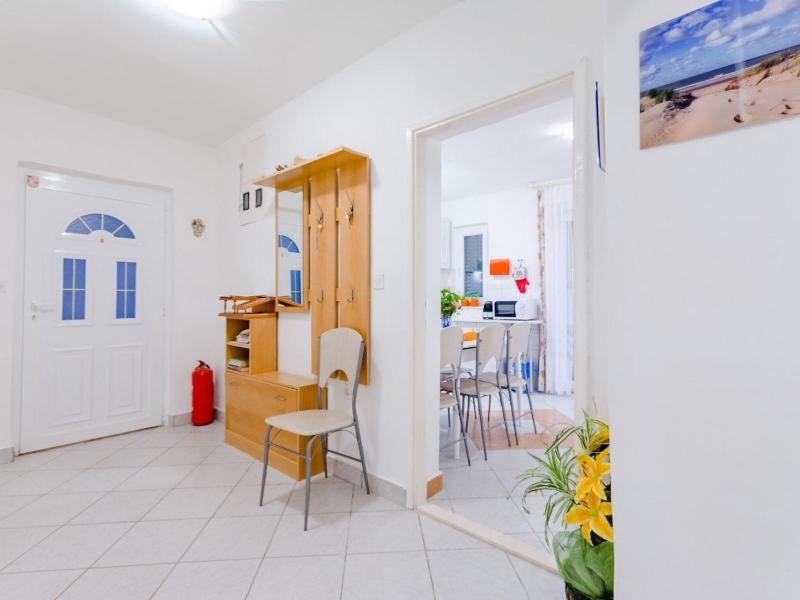 Apartment Sea Star - Three-Bedroom Apartment with Pool and Sea View - image 17