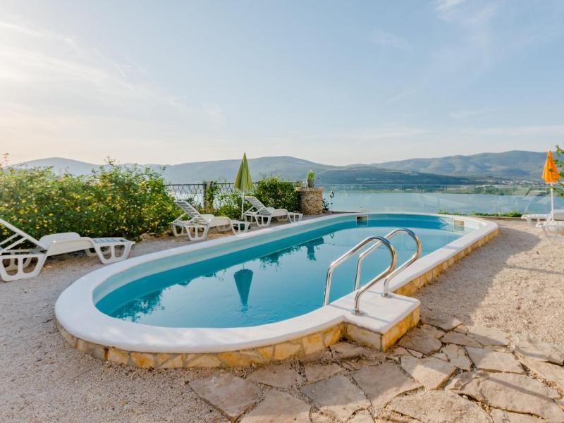 Apartment Sea Star - Three-Bedroom Apartment with Pool and Sea View - image 32