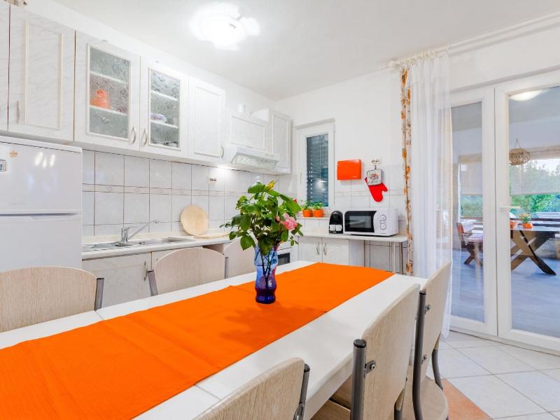 Apartment Sea Star - Three-Bedroom Apartment with Pool and Sea View - image 23