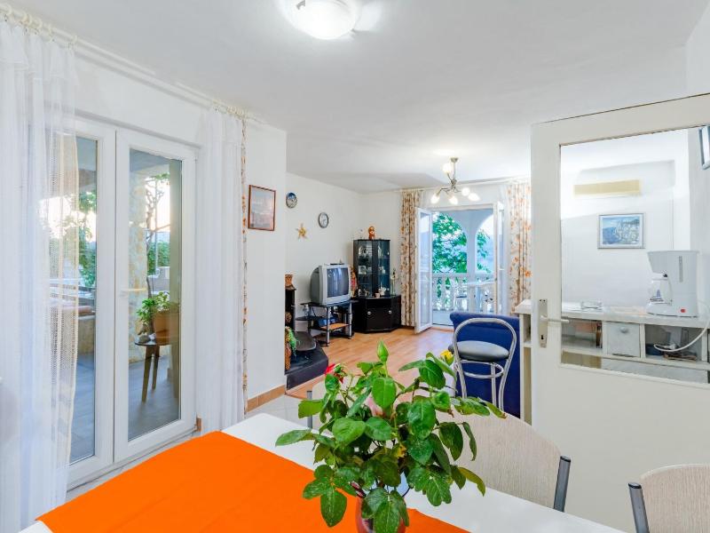 Apartment Sea Star - Three-Bedroom Apartment with Pool and Sea View - image 19
