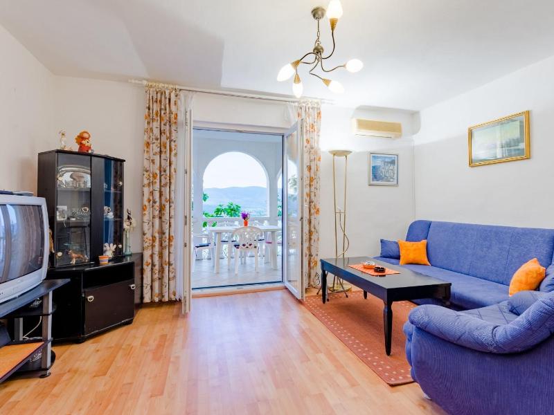Apartment Sea Star - Three-Bedroom Apartment with Pool and Sea View - image 24