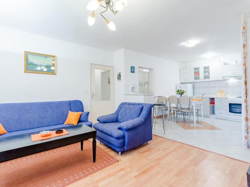 Apartment Sea Star - Three-Bedroom Apartment with Pool and Sea View - image 16