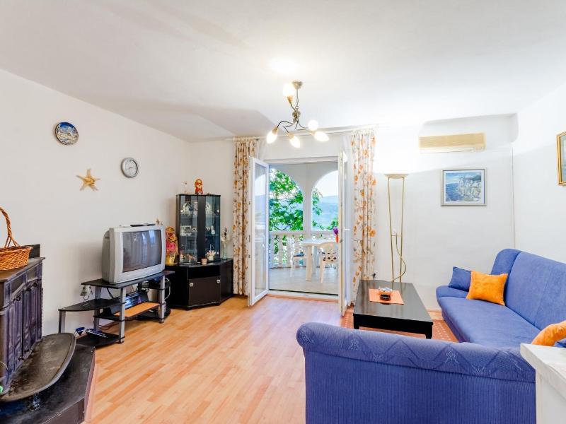 Apartment Sea Star - Three-Bedroom Apartment with Pool and Sea View - image 40