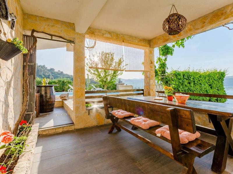 Apartment Sea Star - Three-Bedroom Apartment with Pool and Sea View - image 29