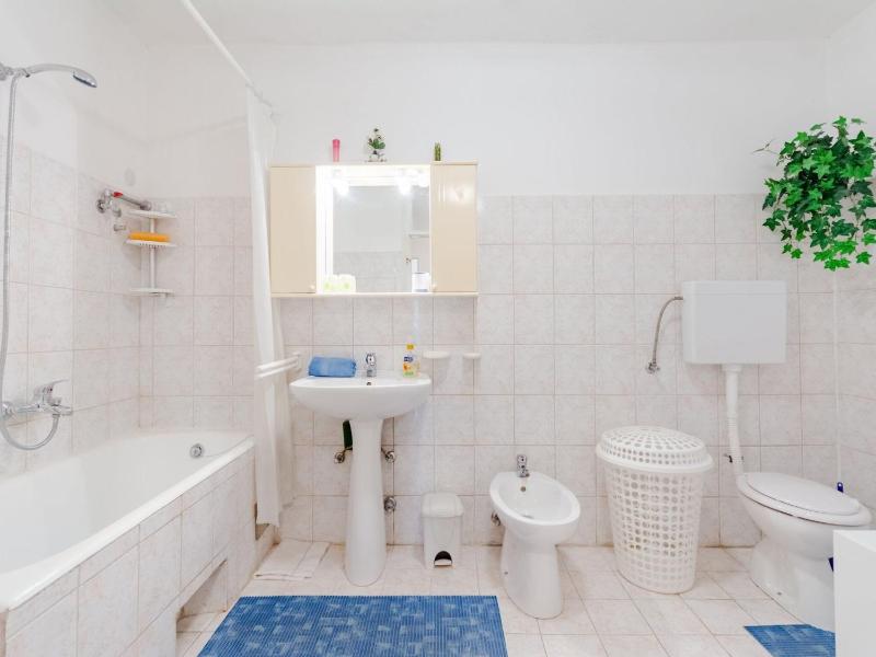 Apartment Sea Star - Three-Bedroom Apartment with Pool and Sea View - image 39