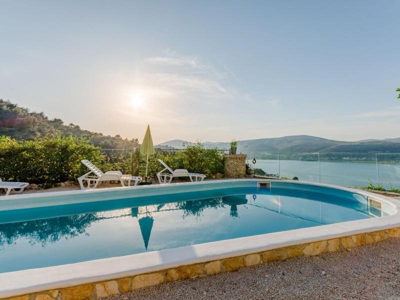 Apartment Sea Star - Three-Bedroom Apartment with Pool and Sea View - image 1