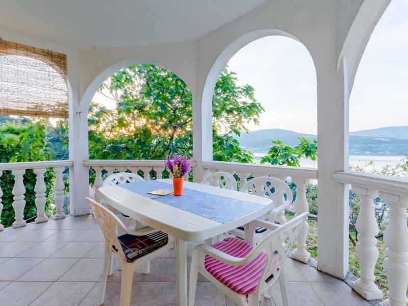 Apartment Sea Star - Three-Bedroom Apartment with Pool and Sea View - image 12