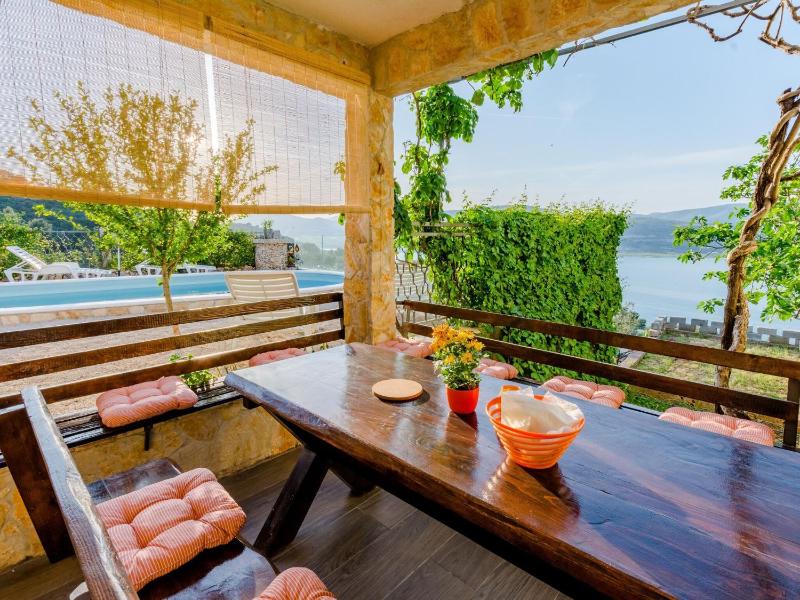 Apartment Sea Star - Three-Bedroom Apartment with Pool and Sea View - image 36