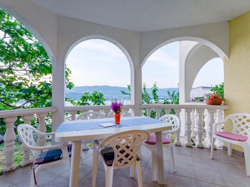 Apartment Sea Star - Three-Bedroom Apartment with Pool and Sea View - image 15
