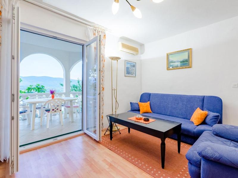 Apartment Sea Star - Three-Bedroom Apartment with Pool and Sea View - image 31