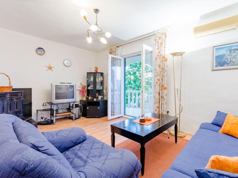 Apartment Sea Star - Three-Bedroom Apartment with Pool and Sea View - image 28